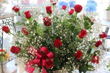 赤バラとカスミ草のお誕生日アレンジ♬｜「アライ花店」　（山形県山形市の花キューピット加盟店 花屋）のブログ