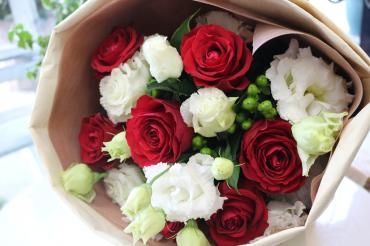 赤バラとトルコキキョウの花束♬｜「アライ花店」　（山形県山形市の花キューピット加盟店 花屋）のブログ